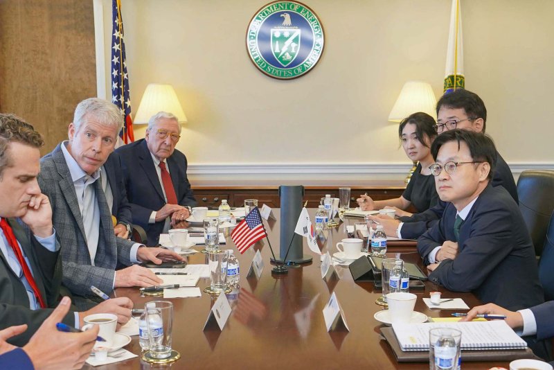 [서울=뉴시스] 김정관 산업통상자원부 장관은 22일 (현지 시간) 한미 정상회담에 앞서 미국 워싱턴 D.C. 에너지부 회의실에서 크리스 라이트(Chris Wright) 에너지부 장관과 면담을 갖고 있다. (사진=산업통상자원부 제공) 2025.08.23. photo@newsis.com *재판매 및 DB 금지