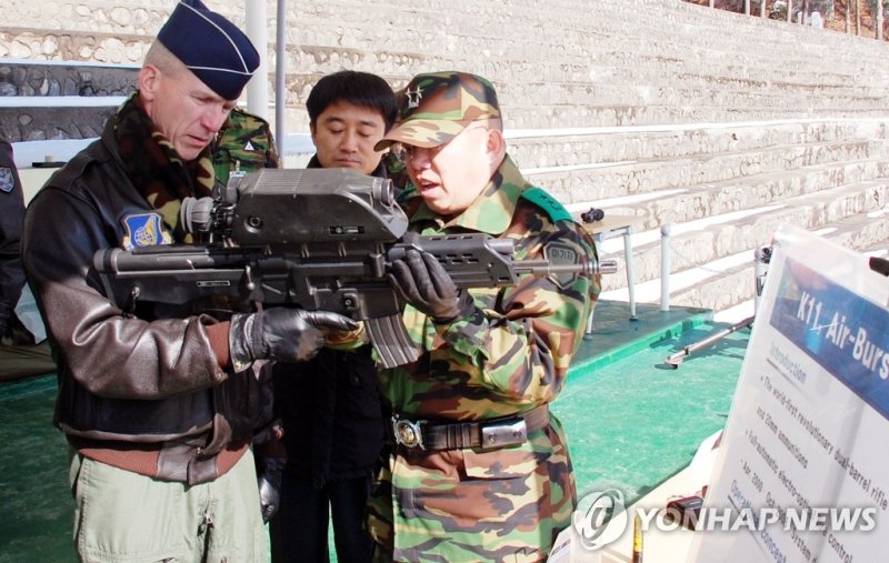 기관총에 대해 설명하는 전인범 사단장 (출처=연합뉴스)