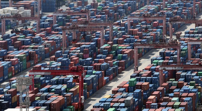 [부산=뉴시스] 하경민 기자 = 부산 남구 신선대 부두 야적장에 수출입 컨테이너가 쌓여 있다. 2025.09.11. yulnetphoto@newsis.com