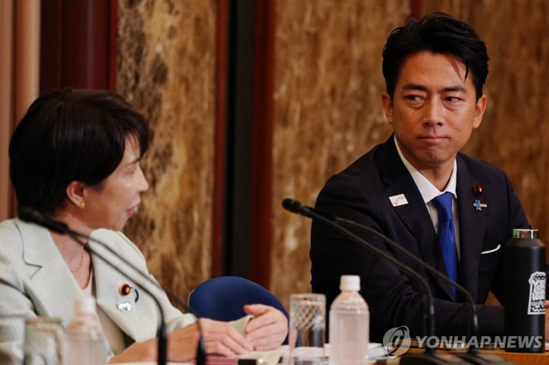 다카이치 전 경제안보담당상과 고이즈미 농림수산상 (출처=연합뉴스)