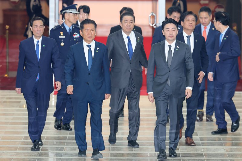 정청래 더불어민주당 대표와 김병기 원내대표, 강훈식 대통령비서실장 등이 지난 26일 유엔총회 일정을 마치고 귀국하는 이재명 대통령을 마중하기 위해 경기도 성남 서울공항에서 이동하고 있다. 2025.9.26/뉴스1 ⓒ News1 이광호 기자