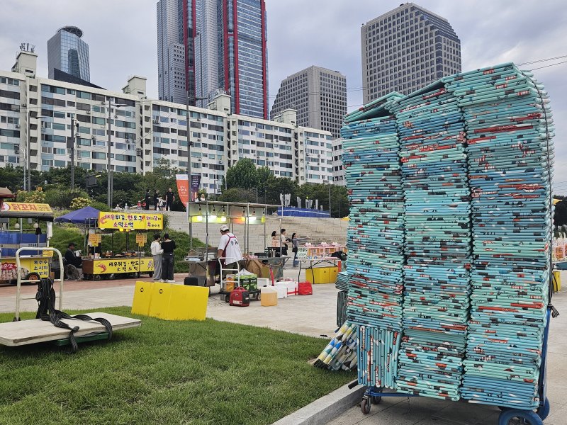 23일 서울 영등포구 여의도 한강공원에 장사진을 친 노점들의 모습. 2025.09.23/뉴스1 ⓒ News1 유채연 기자