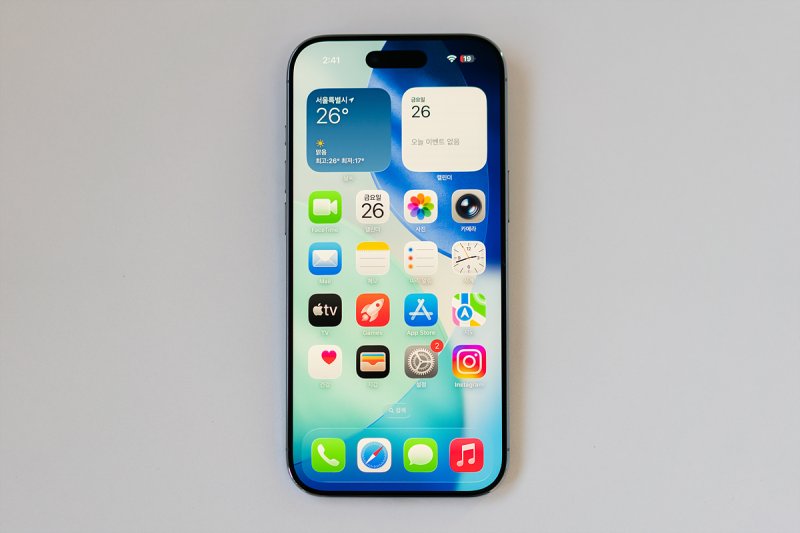 전면은 기존 '아이폰'과 큰 차이가 없다. 2025.9.26/뉴스1 ⓒ News1 이기범 기자