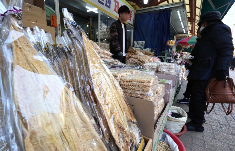 [인천=뉴시스] 전진환 기자 = 설 연휴를 사흘 앞둔 22일 오후 인천 남동구 모래내시장에서 시민들이 장을 보고 있다. 2025.01.22. amin2@newsis.com