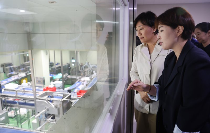 [세종=뉴시스]송미령 농림축산식품부 장관이 26일 오전 경상남도 김해시 소재 부경양돈농협의 축산물공판장을 방문해 추석 명절 성수기 축산물 수급 상황을 점검하고 있다. (사진=농림축산식품부 제공)