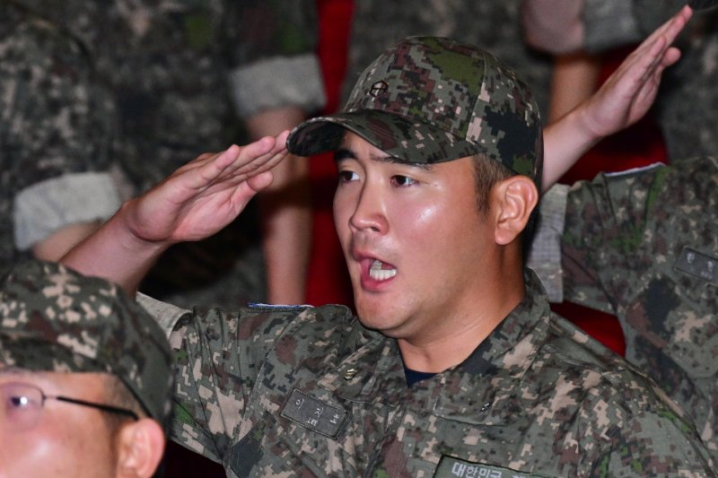 [창원=뉴시스] 차용현 기자 = 23일 오전 삼성전자 이재용 회장의 장남 이지호 씨가 경남 창원시 진해구 해군사관학교에서 열린 '제139기 해군 사관후보생 입교식'에서 참석해 있다. 2025.09.23. con@newsis.com