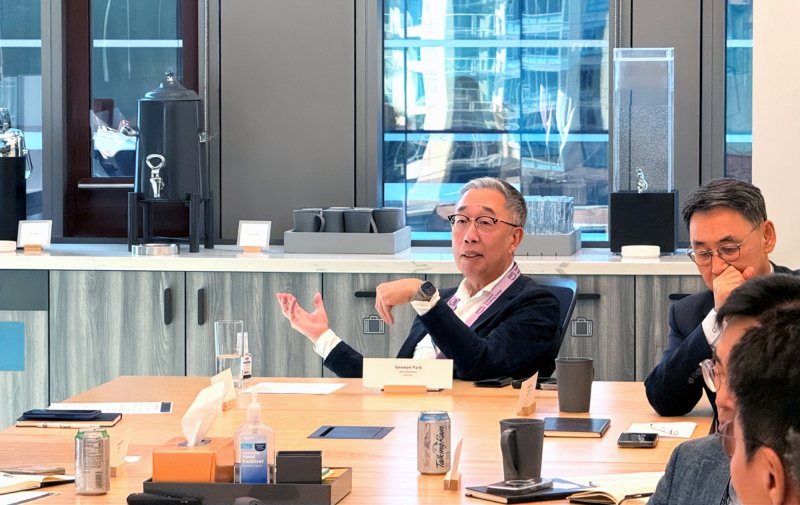 [서울=뉴시스] 박지원 두산그룹 부회장(가운데)이 22일(현지시간) 미국 시애틀 아마존 본사를 방문해 AI 기반 경영혁신 사례에 대한 질문을 하고 있다. (사진=두산 제공) 2025.9.23. photo@newsis.com *재판매 및 DB 금지