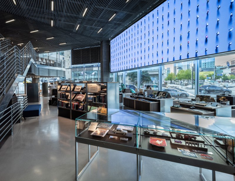 [서울=뉴시스] '현대 모터스튜디오 서울'이 완전히 새로운 모습으로 돌아왔다.현대자동차는 현대차 브랜드 최초의 체험 공간인 '현대 모터스튜디오 서울(서울 강남구 소재)'이 리뉴얼을 마치고 재개관을 했다고 23일(화) 밝혔다.2014년 개관한 현대 모터스튜디오 서울은 단순히 차량을 판매하는 전시장에서 한발 더 나아가 브랜드 방향성이 반영된 모빌리티 전시와 문화·예술 콘텐츠, 시승 프로그램 등 고객이 직접 현대차와 자동차에 대한 직관적 경험을 할 수 있는 대표적인 '고객 소통 공간'으로 많은 사랑을 받았다.현대자동차는 '자동차'라는 본