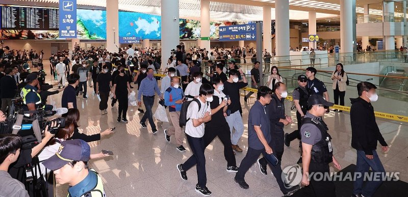 미국에서 귀국한 구금 한국인 근로자들 (출처=연합뉴스)