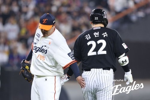 김현수의 엉덩이를 툭 치는 류현진 (출처=연합뉴스)