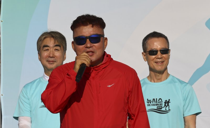 [인천=뉴시스] 박주성 기자 = 1992 바르셀로나 올림픽 금메달리스트인 '몬주익 영웅' 황영조씨가 27일 인천 중구 씨사이드파크 하늘구름광장에서 열린 제1회 뉴시스 바다마라톤 대회에서 축사를 하고 있다. 2025.09.27. park7691@newsis.com