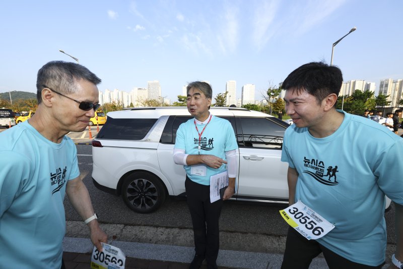 [인천=뉴시스] 박주성 기자 = 홍선근(왼쪽) 뉴시스 회장이 27일 인천 중구 씨사이드파크 하늘구름광장에서 열린 제1회 뉴시스 바다마라톤 대회에서 유승민 대한체육회장과 인사를 나누고 있다. 왼쪽부터 홍선근 뉴시스 회장, 염영남 뉴시스 대표이사 사장, 유승민 대한체육회장. 2025.09.27. park7691@newsis.com