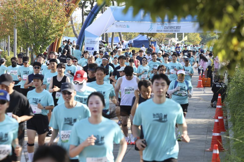 [인천=뉴시스] 조성우 기자 = 27일 인천 중구 씨사이드파크 하늘구름광장에서 열린 제1회 뉴시스 바다마라톤 대회에서 참가자들이 출발 하고 있다. 2025.09.27. xconfind@newsis.com