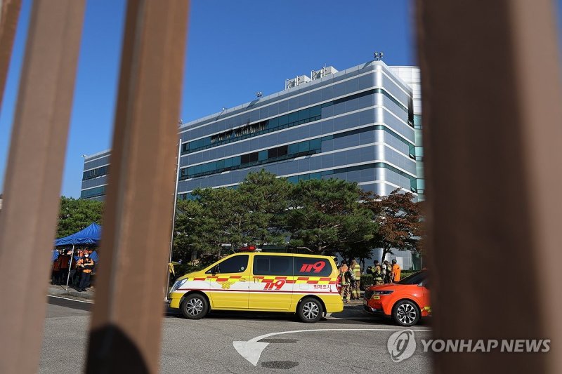 밤샘 진화작업 이뤄진 국가정보자원관리원 (출처=연합뉴스)