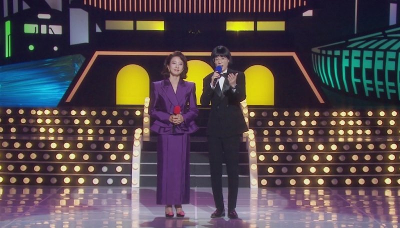 타임머신 탄 김희애, 보라색 투피스+사자머리로 80년대 스타일링