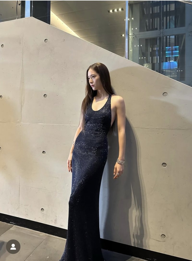 크리스탈, 초밀착 드레스 입고 뽐낸 독보적 아우라