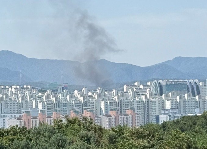 27일 오전 10시 30분쯤 강원 춘천시 퇴계동 소재 퇴계농공단지의 한 건물에서 불이나 소방 당국이 진화에 나서고 있다. (독자 제공. 재판매 및 DB금지) 2025.9.27/뉴스1