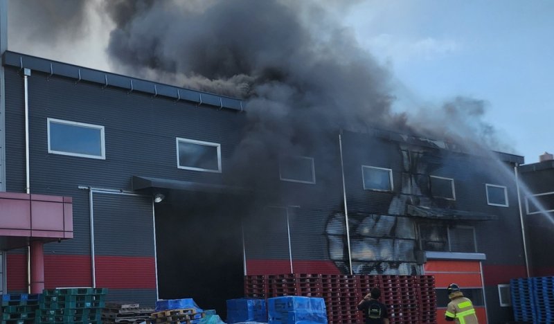 27일 오전 10시 30분쯤 강원 춘천시 퇴계동 소재 퇴계농공단지의 한 건물에서 불이나 소방 당국이 진화에 나서고 있다. (독자 제공. 재판매 및 DB금지) 2025.9.27/뉴스1