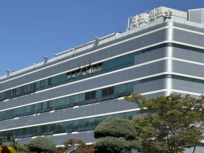 [대전=뉴시스] 김도현 기자 = 27일 오전 대전 유성구에 있는 국가정보자원관리원에서 불이 나 초진이 완료된 가운데 건물에 그을음이 생겨있다. 2025.09.27. kdh1917@newsis.com