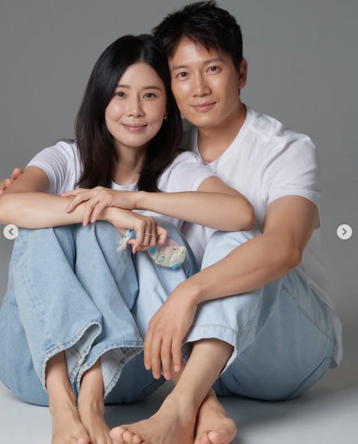 벌써 12주년 이보영♥지성, 아들 딸 함께한 가족사진 공개 [N샷]