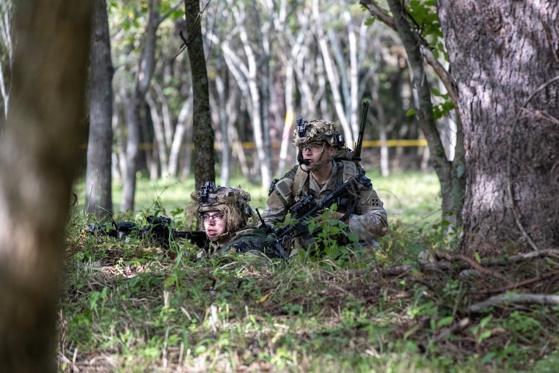 육군이 지난 22일부터 26일까지 강원 인제군 육군 과학화전투훈련단에서 제3회 국제 과학화전투 경연대회를 실시했다고 27일 밝혔다. 사진은 산악지역 교장에서 우즈베키스탄군과 국가대항전투를 실시하고 있는 미군의 모습. 육군 제공