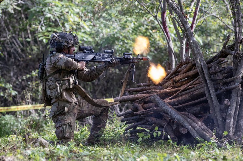 육군이 지난 22일부터 26일까지 강원 인제군 육군 과학화전투훈련단에서 제3회 국제 과학화전투 경연대회를 실시했다고 27일 밝혔다. 사진은 산악지역 교장에서 한국군과 국가대항전투를 실시하고 있는 뉴질랜드군의 모습. 육군 제공.