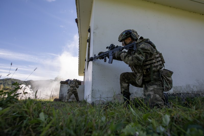 육군이 지난 22일부터 26일까지 강원 인제군 육군 과학화전투훈련단에서 제3회 국제 과학화전투 경연대회를 실시했다고 27일 밝혔다. 사진은 도시지역 교장에서 한국군과 국가대항전투를 실시하고 있는 우즈베키스탄군의 모습. 육군 제공