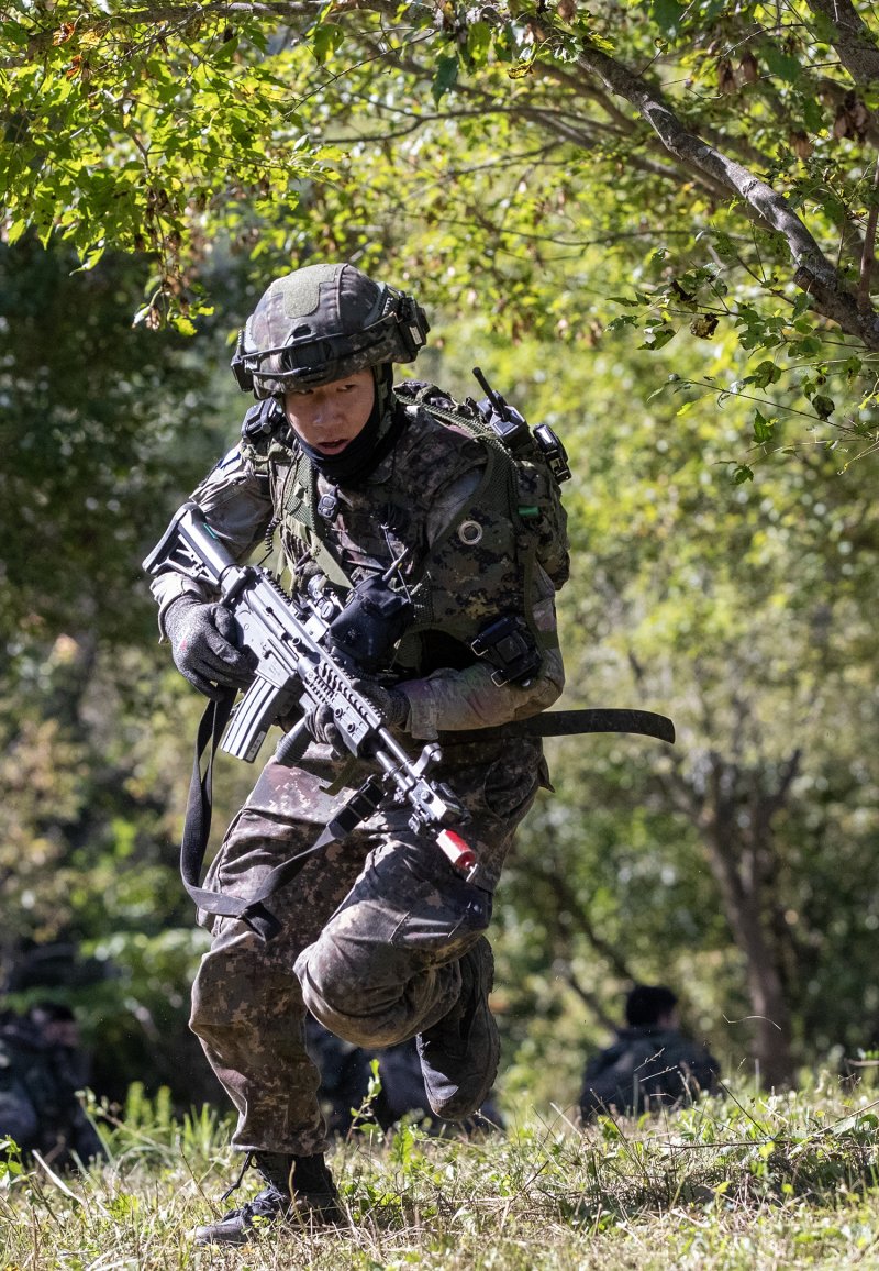 육군이 지난 22일부터 26일까지 강원 인제군 육군 과학화전투훈련단에서 제3회 국제 과학화전투 경연대회를 실시했다고 27일 밝혔다. 사진은 산악지역 교장에서 상대팀의 공격을 피해 기동하고 있는 한국군 장병의 모습. 육군 제공