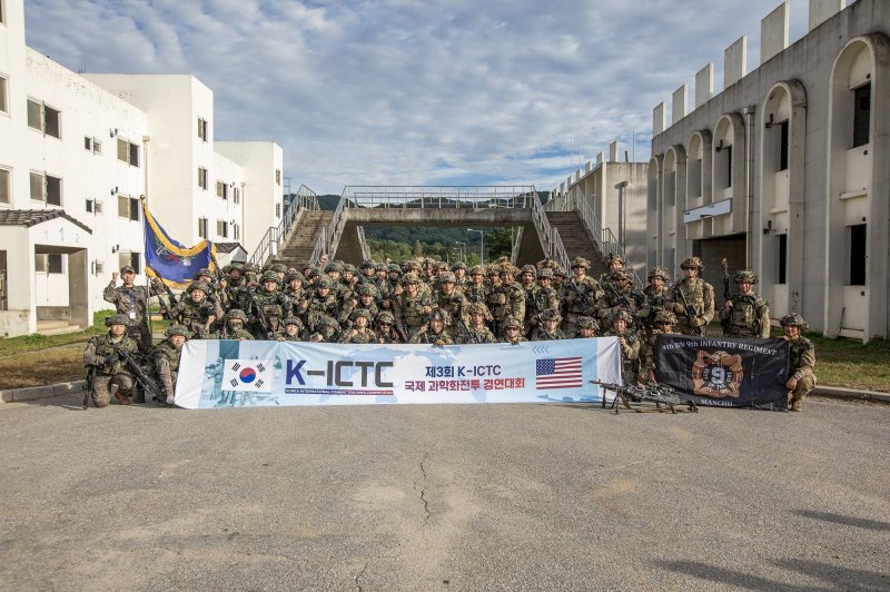 육군이 지난 22일부터 26일까지 강원 인제군 육군 과학화전투훈련단에서 제3회 국제 과학화전투 경연대회를 실시했다고 27일 밝혔다. 사진은 도시지역 교장에서 국가대항전투를 실시한 후 기념사진을 촬영하고 있는 한국군과 미군 장병들의 모습. 육군 제공