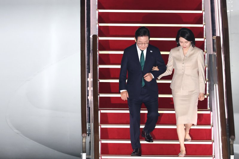 이재명 대통령과 김혜경 여사가 지난 26일 미국 뉴욕 유엔총회 일정을 마치고 경기도 성남 서울공항을 통해 귀국하고 있다. 2025.9.26/뉴스1 ⓒ News1 이광호 기자