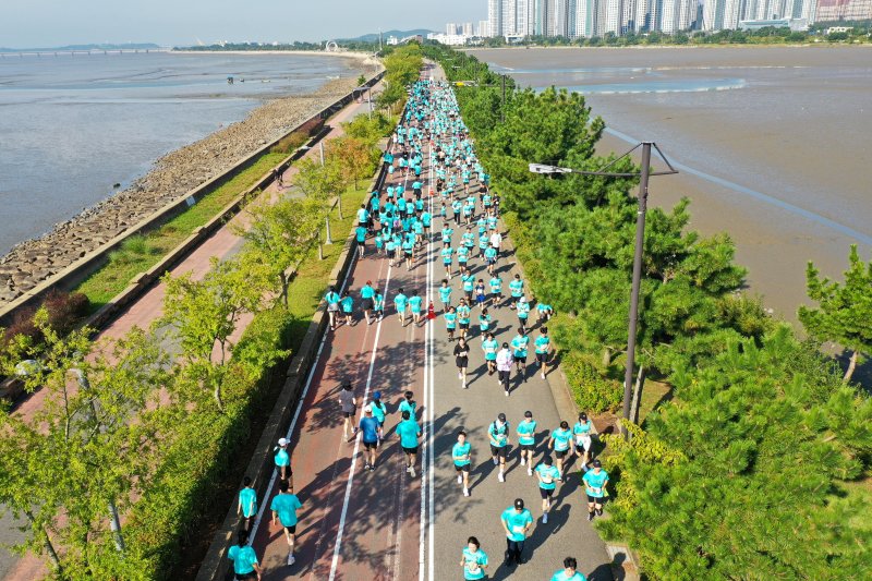 [인천=뉴시스] 황준선 기자 = 27일 인천 중구 씨사이드파크에서 열린 제1회 뉴시스 바다마라톤 대회에서 참가자들이 힘차게 뛰고 있다. 2025.09.27. hwang@newsis.com