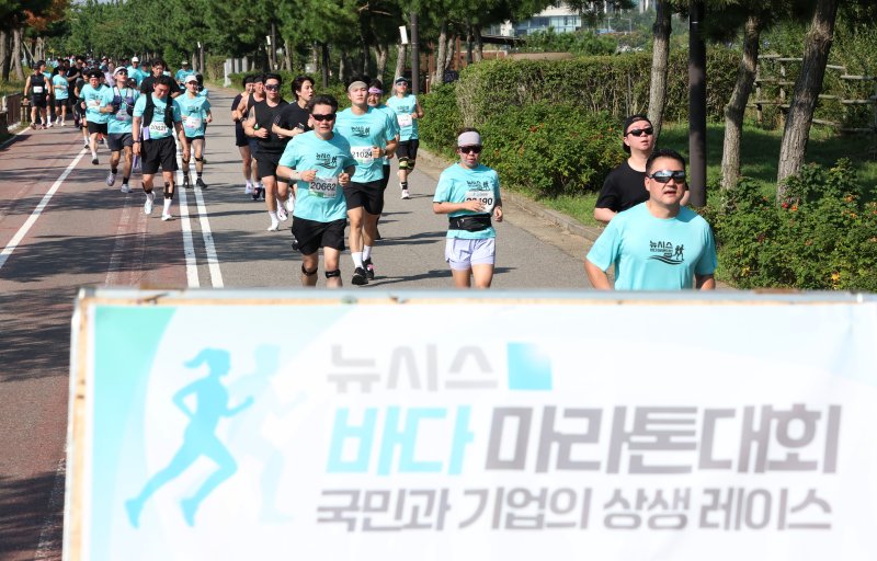 [인천=뉴시스] 조성우 기자 = 27일 인천 중구 씨사이드파크 하늘구름광장에서 열린 제1회 뉴시스 바다마라톤 대회에서 참가자들이 질주하고 있다. 2025.09.27. xconfind@newsis.com