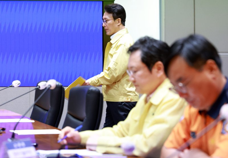 [서울=뉴시스] 이영환 기자 = 김민석 국무총리가 27일 오전 서울 종로구 정부서울청사에서 열린 국가정보자원관리원 화재 관련 대책회의에 참석하고 있다. 오른쪽 두 번째는 이재용 국가정보자원관리원장. 2025.09.27. 20hwan@newsis.com