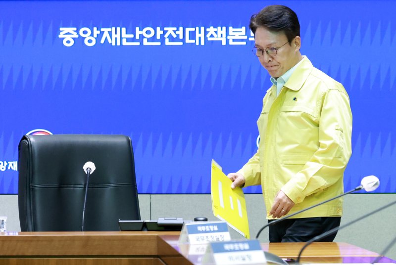 [서울=뉴시스] 이영환 기자 = 김민석 국무총리가 27일 오전 서울 종로구 정부서울청사에서 열린 국가정보자원관리원 화재 관련 대책회의에 참석하고 있다. 2025.09.27. 20hwan@newsis.com