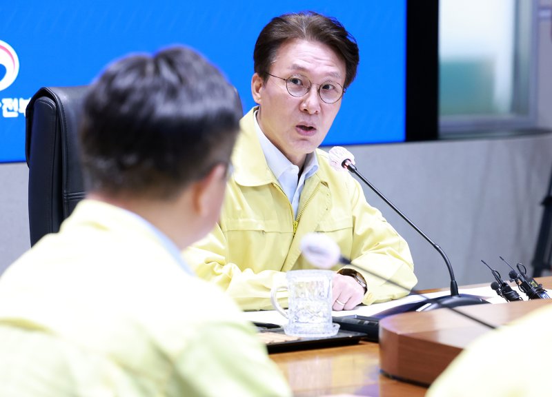 [서울=뉴시스] 이영환 기자 = 김민석 국무총리가 27일 오전 서울 종로구 정부서울청사에서 열린 국가정보자원관리원 화재 관련 대책회의에 참석해 윤호중 행정안전부 장관에게 사고 관련 지시를 하고 있다. 2025.09.27. 20hwan@newsis.com