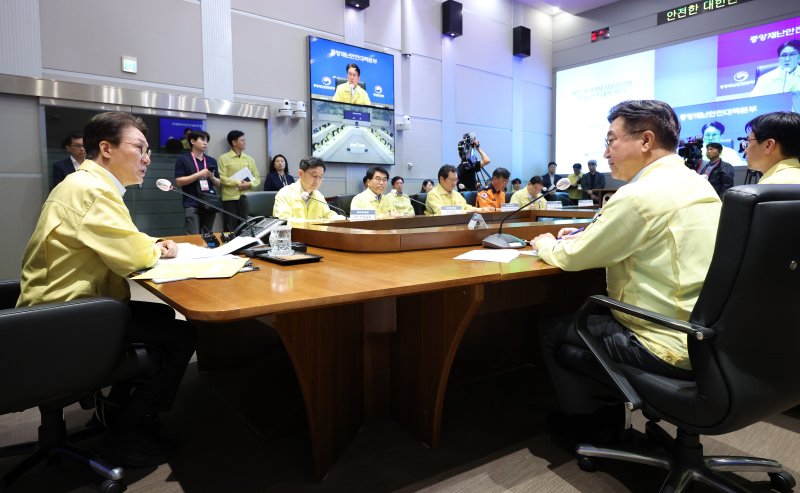 [서울=뉴시스] 이영환 기자 = 김민석 국무총리가 27일 오전 서울 종로구 정부서울청사에서 열린 국가정보자원관리원 화재 관련 대책회의에 참석해 발언을 하고 있다. 2025.09.27. 20hwan@newsis.com