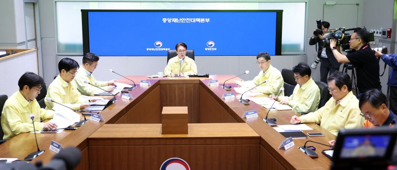 [서울=뉴시스] 이영환 기자 = 김민석 국무총리가 27일 오전 서울 종로구 정부서울청사에서 열린 국가정보자원관리원 화재 관련 대책회의에 참석해 발언을 하고 있다. 2025.09.27. 20hwan@newsis.com