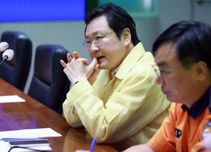 [서울=뉴시스] 이영환 기자 = 이재용 국가정보자원관리원장이 27일 오전 서울 종로구 정부서울청사에서 열린 국가정보자원관리원 화재 관련 대책회의에 참석하고 있다. 2025.09.27. 20hwan@newsis.com