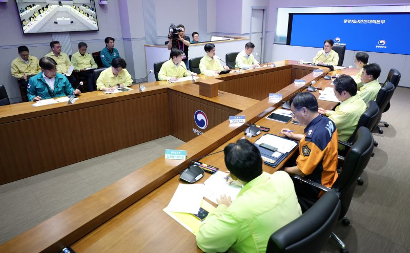 [서울=뉴시스] 이영환 기자 = 김민석 국무총리가 27일 오전 서울 종로구 정부서울청사에서 열린 국가정보자원관리원 화재 관련 대책회의에 참석해 발언을 하고 있다. 2025.09.27. 20hwan@newsis.com