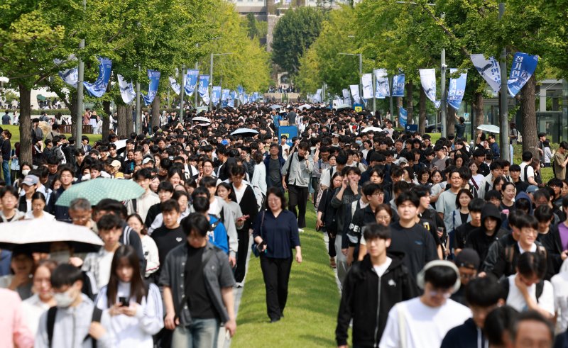 [서울=뉴시스] 이영환 기자 = 수험생들이 27일 서울 서대문구 연세대학교에서 열린 수시모집 논술 시험을 마친 후 학교 밖으로 나서고 있다. 2025.09.27. 20hwan@newsis.com