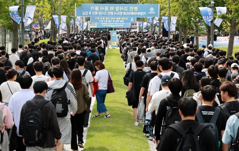 [서울=뉴시스] 이영환 기자 = 수험생들이 27일 서울 서대문구 연세대학교에서 열린 수시모집 논술 시험을 마친 후 학교 밖으로 나서고 있다. 2025.09.27. 20hwan@newsis.com