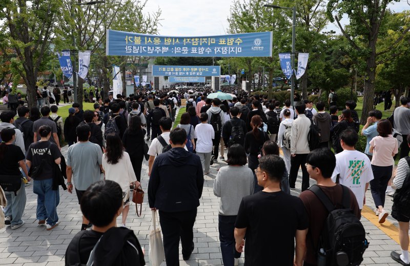[서울=뉴시스] 이영환 기자 = 수험생들이 27일 서울 서대문구 연세대학교에서 열린 수시모집 논술 시험을 마친 후 학교 밖으로 나서고 있다. 2025.09.27. 20hwan@newsis.com