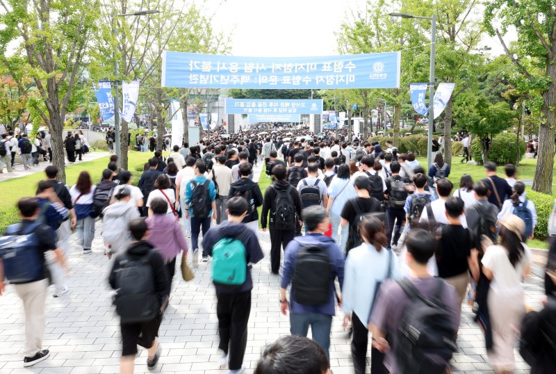 [서울=뉴시스] 이영환 기자 = 수험생들이 27일 서울 서대문구 연세대학교에서 열린 수시모집 논술 시험을 마친 후 학교 밖으로 나서고 있다. 2025.09.27. 20hwan@newsis.com