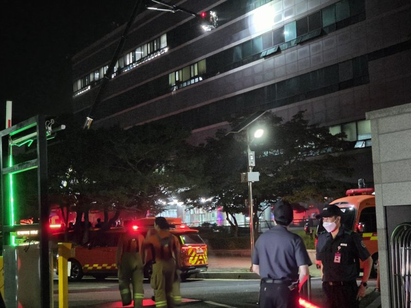 26일 대전 유성구 국가정보자원관리원에서 불이 나 소방당국이 진화 작업을 하고 있다. 뉴스1