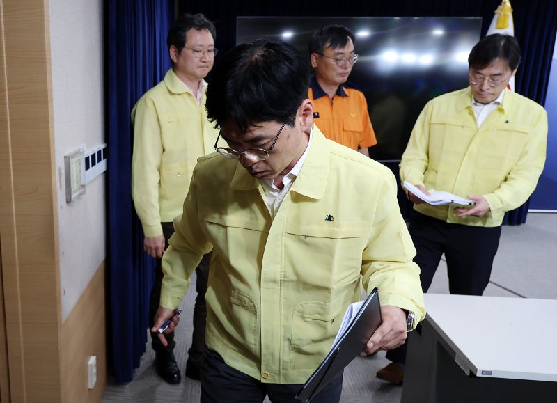 [서울=뉴시스] 이영환 기자 = 김민재 행정안전부 차관이 27일 오전 서울 종로구 정부서울청사에서 열린 국가정보자원관리원 화재 관련 브리핑을 마친 후 이동하고 있다. 2025.09.27. 20hwan@newsis.com