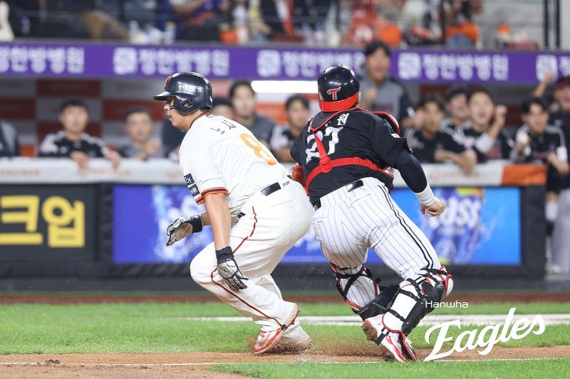 태그 피하는 노시환 (출처=연합뉴스)