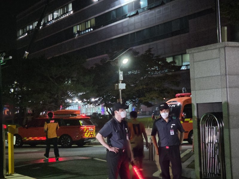 26일 오후 8시20분께 대전 유성구 국가정보자원관리원에서 불이 나 소방당국이 진화 작업을 하고 있다. 불은 5층 전산실 리튬이온 배터리에서 발생한 것으로 추정된다. 정부 전산자원을 통합 관리하는 국가정보자원관리원(국정자원) 화재로 정부 온라인 서비스 70개가 마비됐다. 2025.9.27/뉴스1 ⓒ News1 김종서 기자