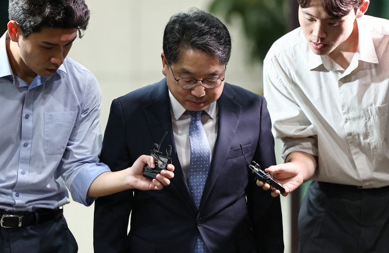 노만석 검찰총장 직무대행이 26일 서울 서초구 대검찰청에서 퇴근하며 검찰청 폐지를 골자로 하는 정부조직법 개정안 국회 본회의 통과에 대한 입장을 밝힌 후 청사를 나서고 있다./뉴스1 ⓒ News1 김도우 기자