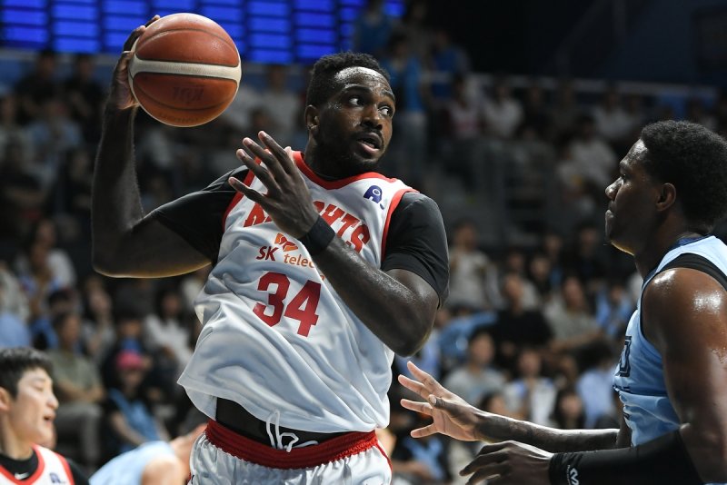 리바운드 잡는 SK의 워니 (출처=연합뉴스)