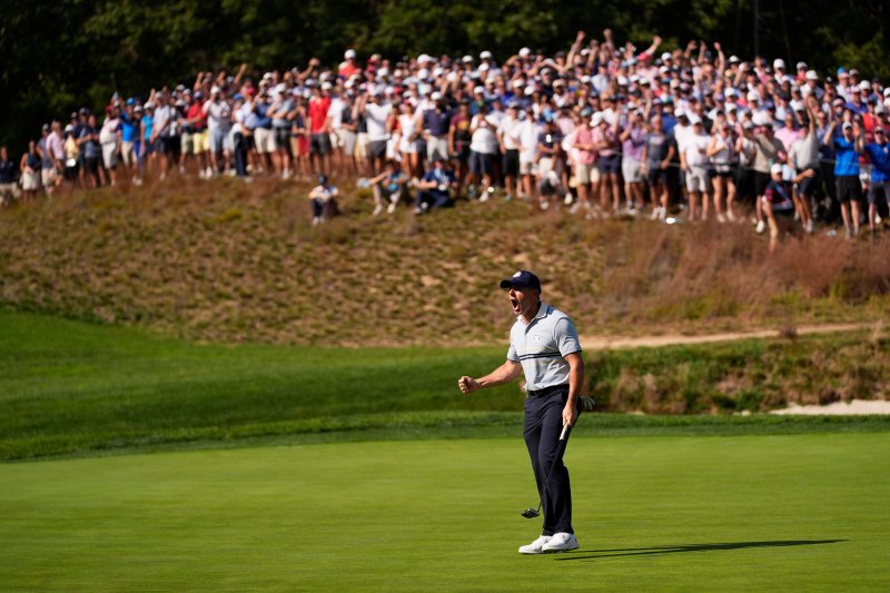 [파밍데일=AP/뉴시스] 유럽팀의 로리 매킬로이(북아일랜드)가 26일(현지 시간) 미국 뉴욕 파밍데일의 베스페이지 블랙 골프 코스에서 열린 2025 라이더컵 첫날 6번 홀에서 버디를 기록한 뒤 환호하고 있다. 미국과 유럽의 남자 골프 대항전 라이더컵 첫날 유럽팀이 5승1무2패(승점 5.5)로 미국팀(승점 2.5)에 승리했다. 2025.09.27.